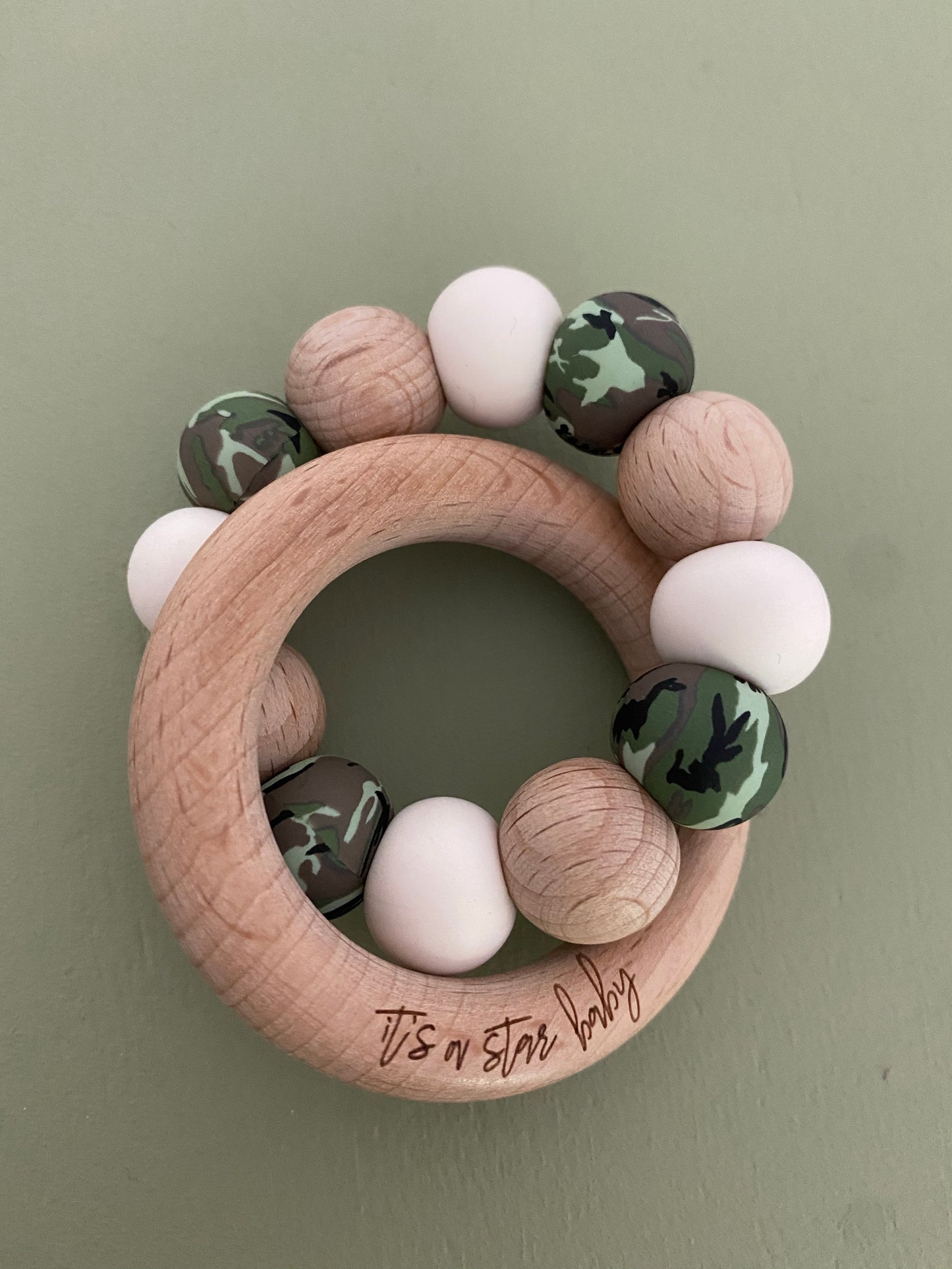 le camo // teether (ivory, wood + camo)
