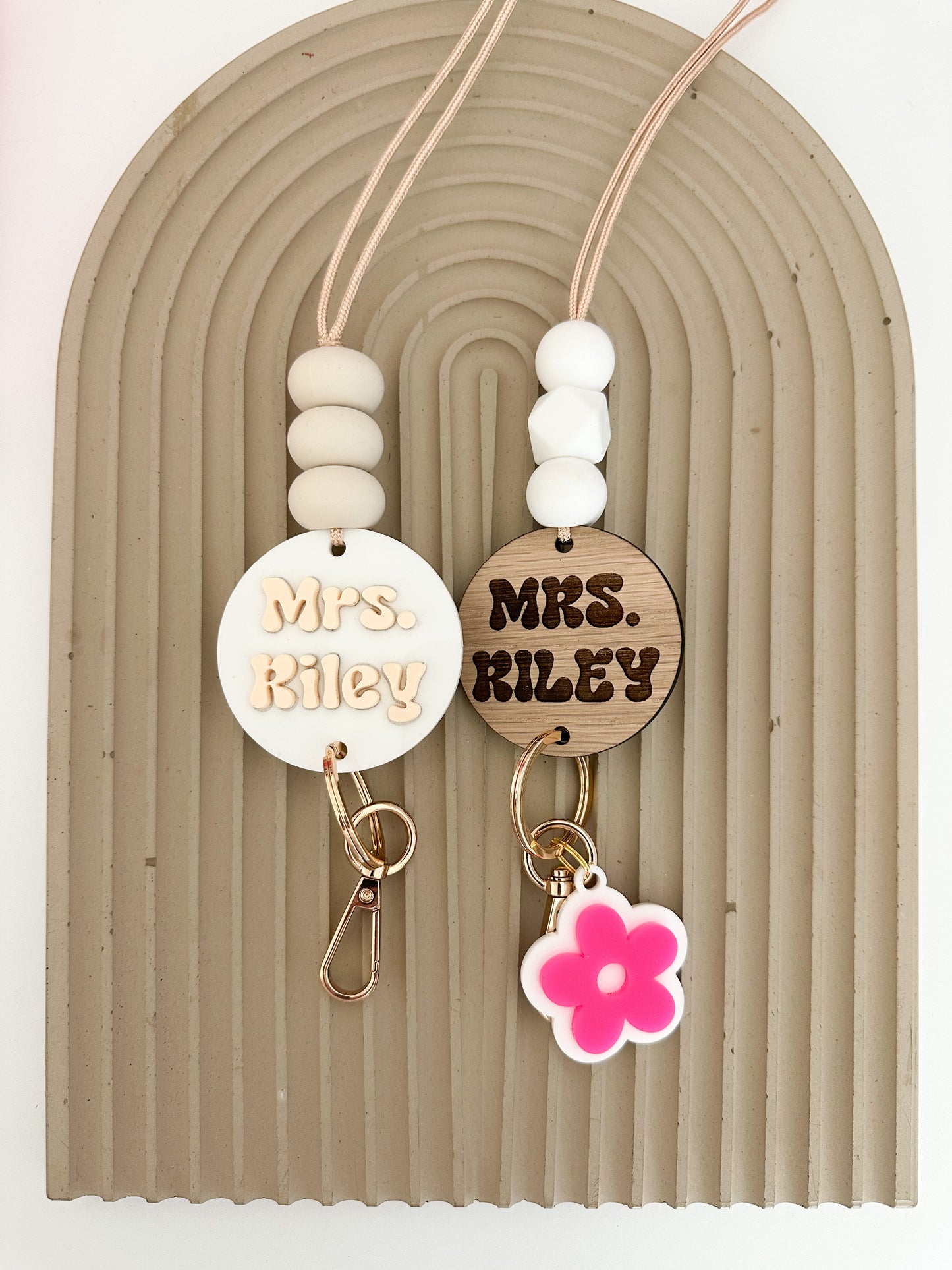 retro wooden lanyard with hot pink daisy