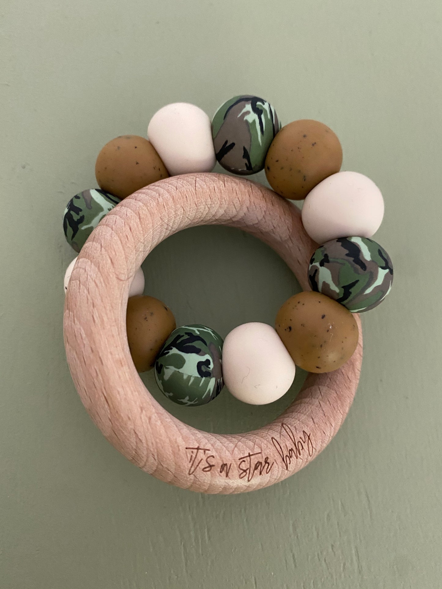 le camo // teether (speckled brown, speckled blush + camo)