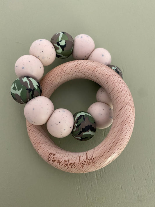 le camo // teether (speckled blush + camo)