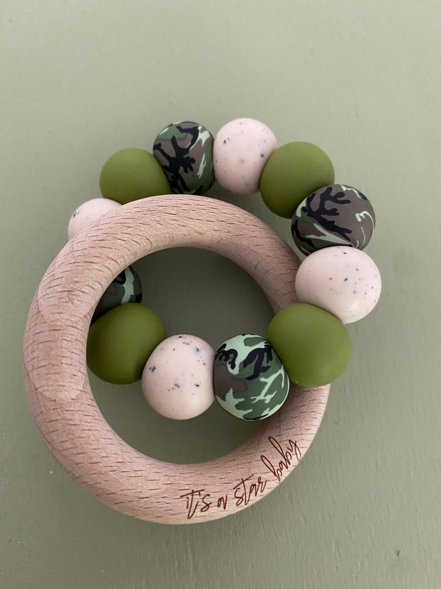 le camo // teether (blush speckled, olive + camo)