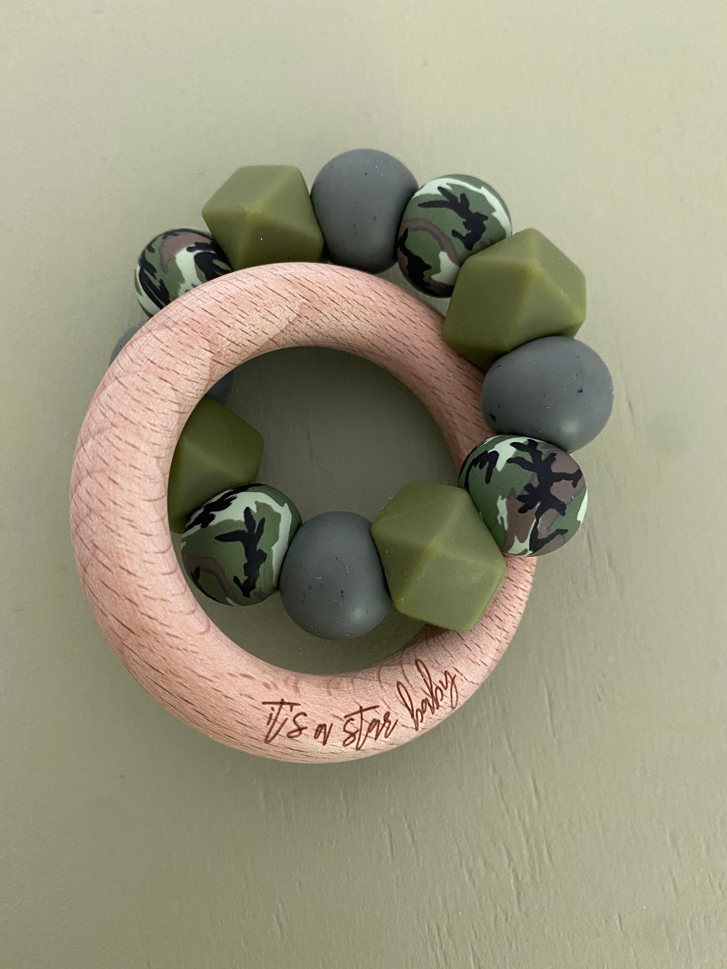 le camo // teether (hexa olive, speckled forest green + camo)